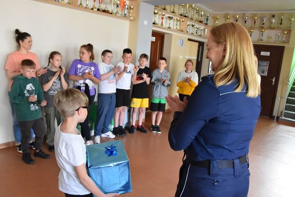 Bezpieczeństwo promujemy od najmłodszych. 10-letni Konrad odebrał od policjantów nagrodę za zajęcie II miejsca w konkursie fotograficznym